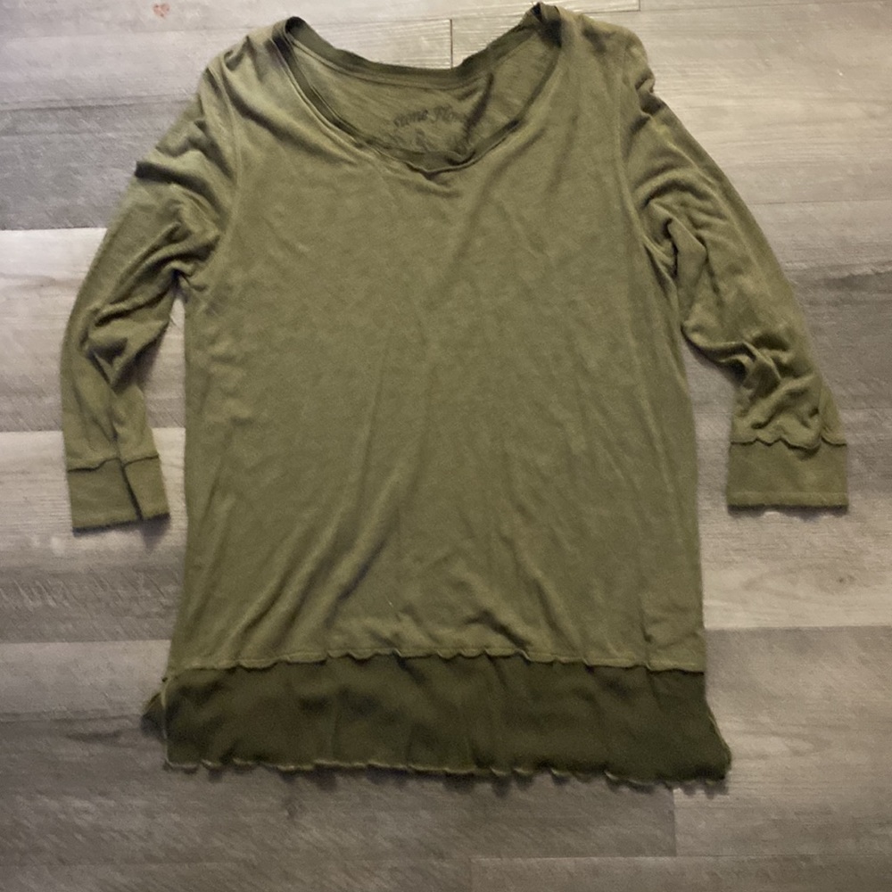 STONE FLOWERS STEP-HEM LONG SLEEVE HUNTER GREEN SHIRT SIZE M